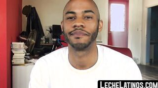 A homo hunk was straight threewaying while sucking his cock