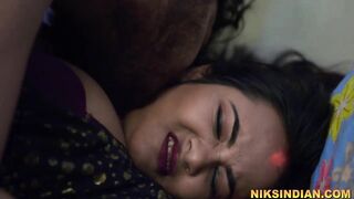 शराबी आदमी ने 19 yo साल की जवान लड़की को पीटा