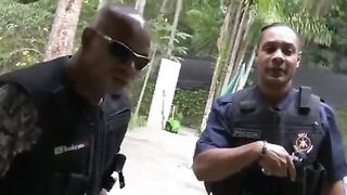 Loirinha gostosa do rabão fudendo com o dois negão dotado