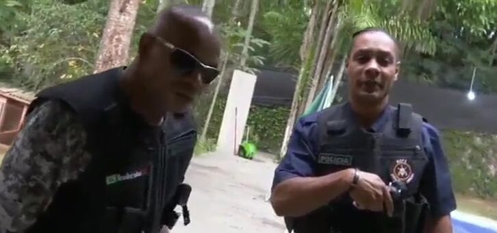 Loirinha gostosa do rabão fudendo com o dois negão dotado