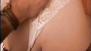 Elle aime etre prise en levrette avec sa lingerie