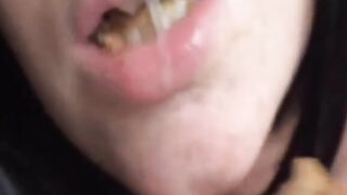 Mollige Brünette melkt Schwanz und isst mit Sperma bedeckte Plätzchen