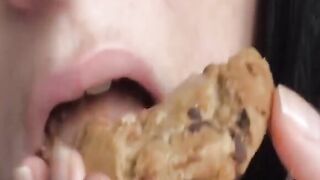 Mollige Brünette melkt Schwanz und isst mit Sperma bedeckte Plätzchen