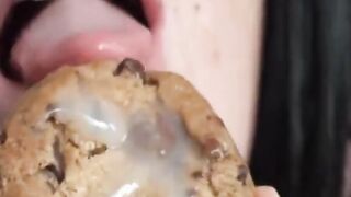 Mollige Brünette melkt Schwanz und isst mit Sperma bedeckte Plätzchen