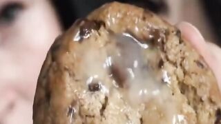 Mollige Brünette melkt Schwanz und isst mit Sperma bedeckte Plätzchen