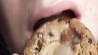Mollige Brünette melkt Schwanz und isst mit Sperma bedeckte Plätzchen