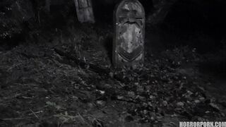 HORROR PORN – Walking Zombies