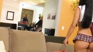 Morena gostosa do rabão fudendo com dois
