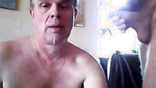 Äldre svensk amatör ger en avsugning till en äldre man