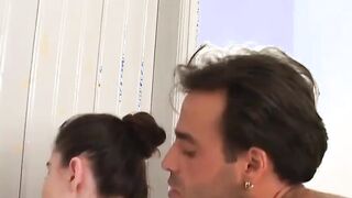 Morena rabuda linda e gostosa fudendo com dois