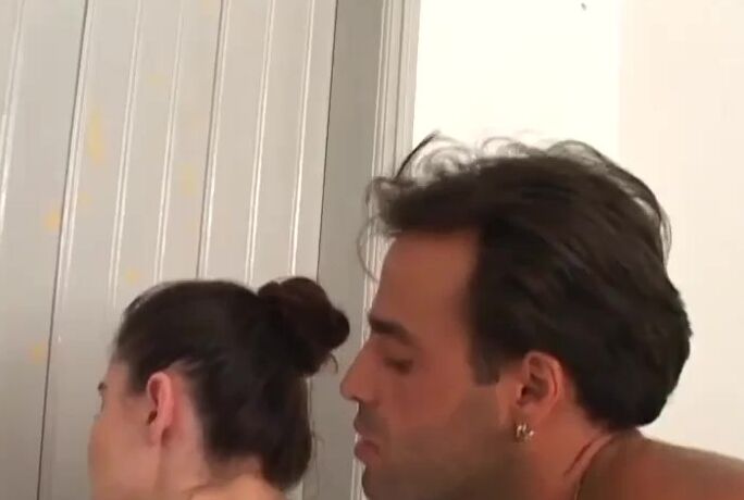 Morena rabuda linda e gostosa fudendo com dois