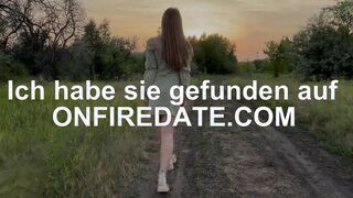 Suße Brunette im Freien vernascht