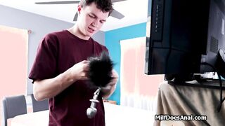 Finding cougars butt plug leads to fucking her ass