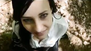 Deutscher Amateur-Lehrer bläst im Wald