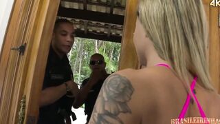 Loirinha gostosa do rabão fudendo com dois negão dotados