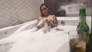 Loirinha gostosa do rabão fudendo com dois