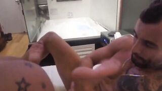 Loirinha gostosa do rabão fudendo com dois