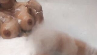 Loirinha gostosa do rabão fudendo com dois