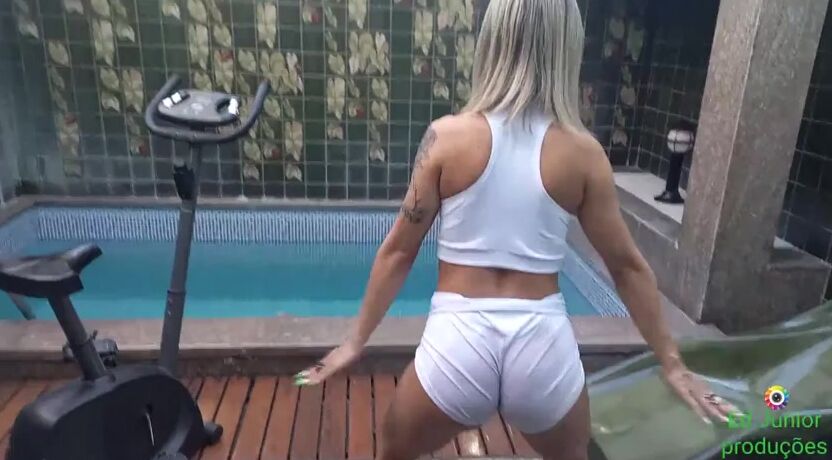 Loirinha gostosa do rabão fudendo com o negão dotado