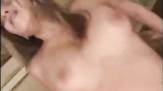 Vollbusige Asiatin frisst riesige Spermaportion