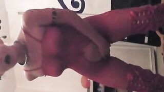 Schmutzige deutsche Ehefrau leckt Sissy-CDs Arsch in Nylon-Heels