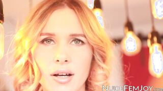 Amazing sultry blonde Amber Pearl showing off her irresistible charm on camera