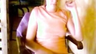 Webcam-Girl hat einen Orgasmus beim Chatten