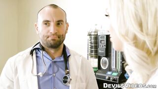 Blonde hot Kenzie Taylor deepthroating doctors stiff penis