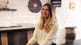 Etudiante, Candice travaille aussi dans un bar...