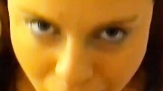 Die junge deutsche Queeny Love lutscht und schluckt