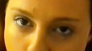 Die junge deutsche Queeny Love lutscht und schluckt