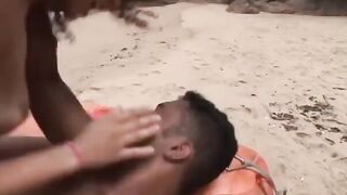 Morena gostosa do rabão fudendo com o negão dotado na praia