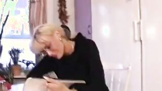 Dansk husmor forsøger amatørporno