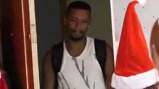 Ruivinha gostosa do rabão fudendo com dois