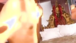 Ruivinha gostosa do rabão fudendo com dois