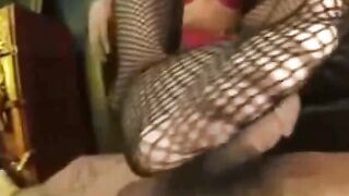 Asiatische Footjob-Herrin zeigt ihm, wer der Boss ist