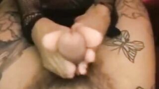 Asiatische Footjob-Herrin zeigt ihm, wer der Boss ist