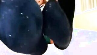 Asiatische Footjob-Herrin zeigt ihm, wer der Boss ist