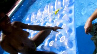 Dunkelhautige steht auf geilen Pool-Sex