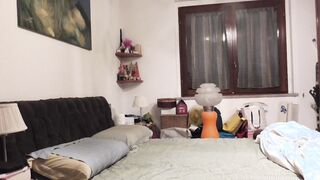 Italiana/o amatoriale madre sperimenta il piacere