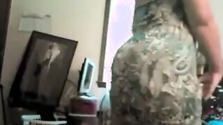 Brunette Amateur Shakes Her Booty in a Webcam Show