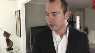 Hubsche FBI-Beamtin am Sofa genagelt