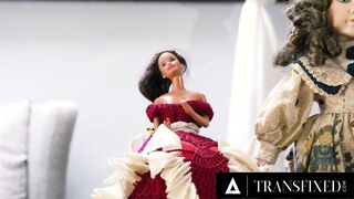 TRANSFIXED - Living Dolls Brittney Kade & Lauren Phillips Discover Satisfaction While The Master Is Away