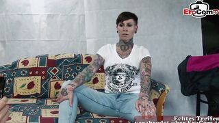 Amateur photographer seduces short-haired cougar for sex