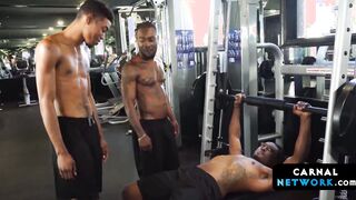 Keno, Phoenix & Sleepy Reed smooth threeway sex on gym