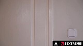 21 SEXTREME - Bae 18 Yo Renata Fox Takes An Mature Experienced Dick Inside Her Soak Snatch