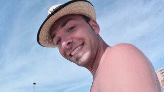 Am Strand zwei feuchte Muschis genagelt