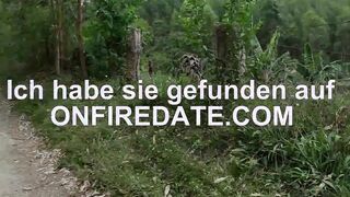 Bikerin mit Knackarsch vogelt im Wald