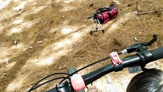Bikerin mit Knackarsch vogelt im Wald