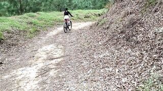 Bikerin mit Knackarsch vogelt im Wald